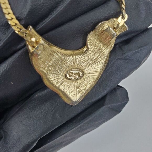 Vintage Trifari 70s 80s Black Enamel Gold Tone Nautical Seashell Wave Necklace - Picture 5 of 12